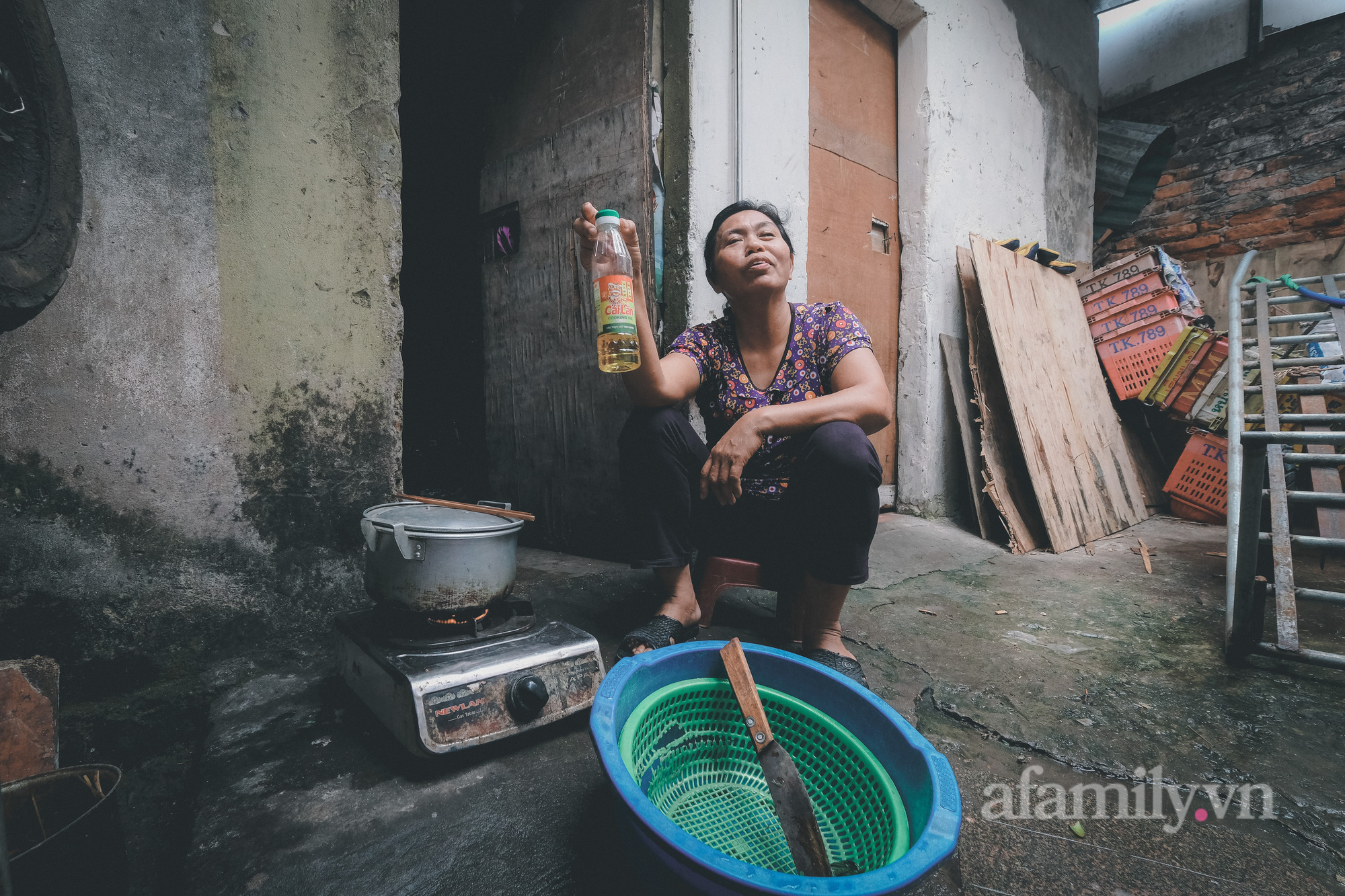 Giữa lúc cái gì cũng tăng giá, những phận đời ở khu ổ chuột Hà Nội chật vật lo từng bữa ăn - Ảnh 2.