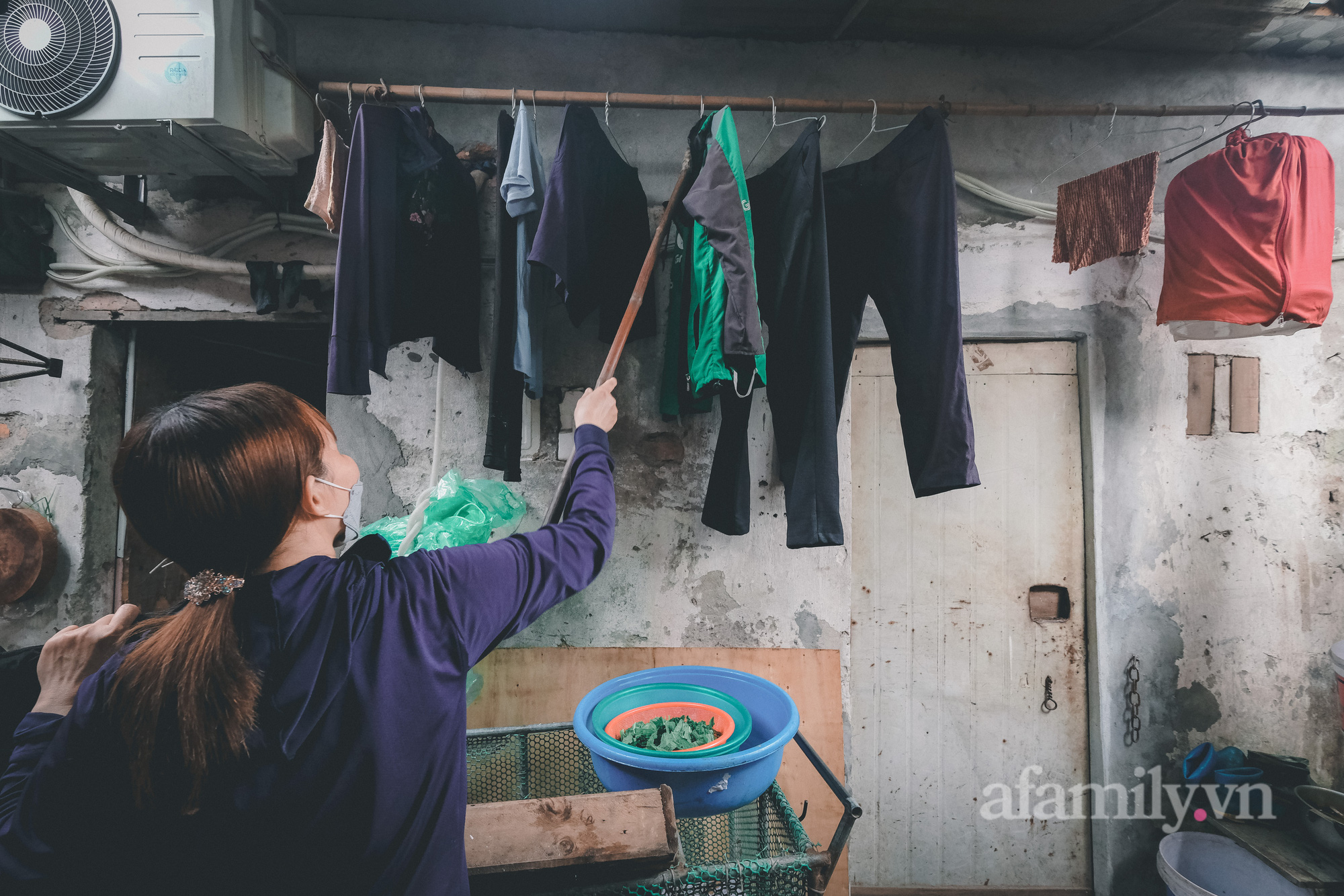 Giữa lúc cái gì cũng tăng giá, những phận đời ở khu ổ chuột Hà Nội chật vật lo từng bữa ăn - Ảnh 7.