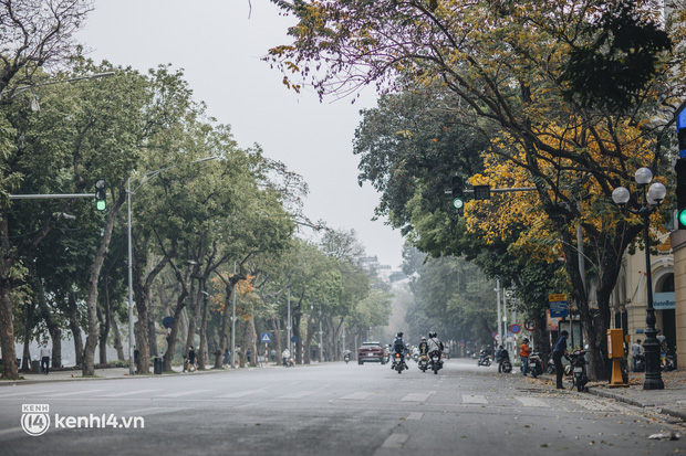 Dân tình “chạy vội” check-in mùa thay lá ở Hà Nội - thủ đô đang vào những ngày đẹp khó thở! - Ảnh 12.