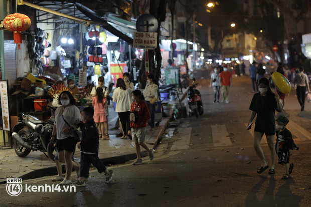 Phố đi bộ Hồ Gươm ngày đầu tiên MỞ CỬA: Vắng đến nỗi dân tình ra giữa đường nhảy dây, chơi ô ăn quan! - Ảnh 7.