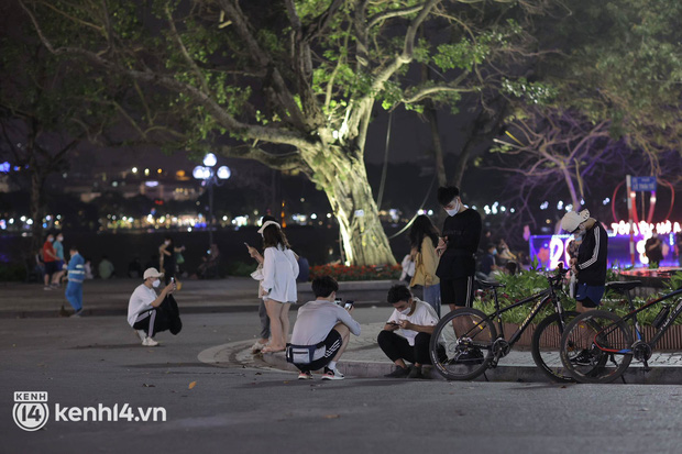 Phố đi bộ Hồ Gươm ngày đầu tiên MỞ CỬA: Vắng đến nỗi dân tình ra giữa đường nhảy dây, chơi ô ăn quan! - Ảnh 15.