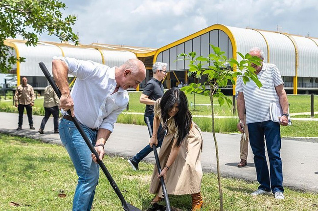 Đăng ảnh hạnh phúc bên bạn trai, người tình tỷ phú Amazon 