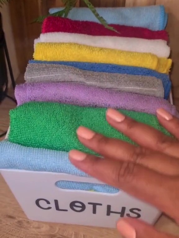 Mẹo vặt chưa tới 5 nghìn đồng cùng 20 phút giúp bạn biến các loại khăn lau ố bẩn trong nhà sạch như mới và thơm tho  - Ảnh 6.