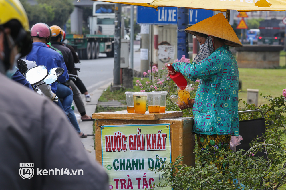 Người dân TP.HCM vật vã dưới nắng nóng hầm hập 34 độ C, ai cũng rát mặt khi ra đường - Ảnh 10.