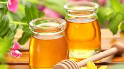 Nước mật ong bổ dưỡng và thơm ngon nhưng có 2 thời điểm không được uống vì sinh bệnh, hại thân và khiến đường huyết tăng vọt