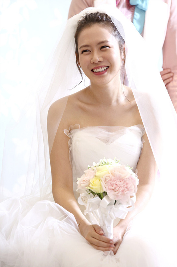 Son Ye Jin nhiều lần hóa cô dâu trước siêu đám cưới: Xinh đẹp trong trẻo lại sexy xịt máu mũi, đẹp thế này bảo sao Hyun Bin mê đắm! - Ảnh 10.
