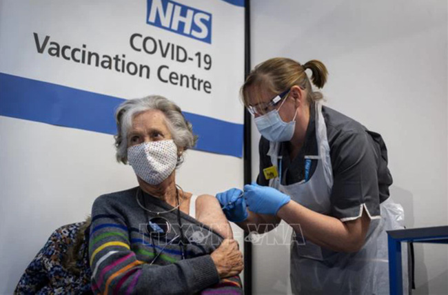 Mũi vaccine tăng cường ngừa COVID-19 có hiệu quả gần 4 tháng đối với người cao tuổi - Ảnh 1.