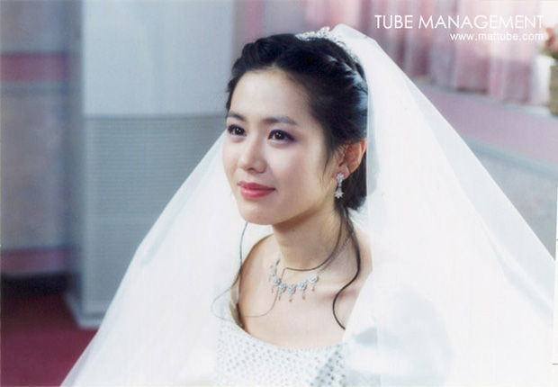 Son Ye Jin nhiều lần hóa cô dâu trước siêu đám cưới: Xinh đẹp trong trẻo lại sexy xịt máu mũi, đẹp thế này bảo sao Hyun Bin mê đắm! - Ảnh 3.