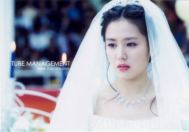 Son Ye Jin nhiều lần hóa cô dâu trước siêu đám cưới: Xinh đẹp trong trẻo lại sexy xịt máu mũi, đẹp thế này bảo sao Hyun Bin mê đắm! - Ảnh 2.
