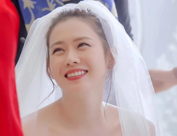 Son Ye Jin nhiều lần hóa cô dâu trước siêu đám cưới: Xinh đẹp trong trẻo lại sexy xịt máu mũi, đẹp thế này bảo sao Hyun Bin mê đắm! - Ảnh 11.