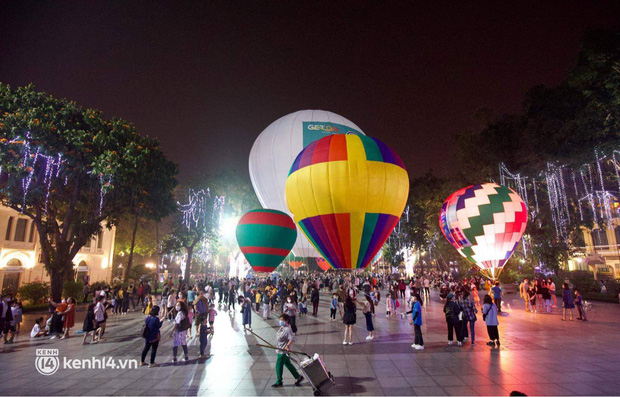 Chùm ảnh HOT: Đại hội khinh khí cầu ngay giữa Hà Nội, lâu lắm rồi phố đi bộ Hồ Gươm mới đông đến thế! - Ảnh 2.