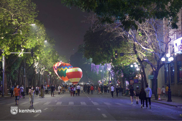 Chùm ảnh HOT: Đại hội khinh khí cầu ngay giữa Hà Nội, lâu lắm rồi phố đi bộ Hồ Gươm mới đông đến thế! - Ảnh 7.