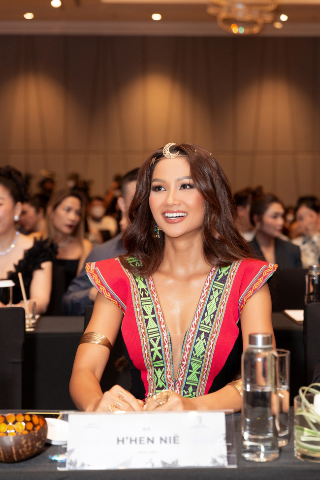 Miss Earth 2021 Destiny Wagner đến Việt Nam làm giám khảo cuộc thi Hoa hậu, nhan sắc ra sao khi so với H'Hien Niê  - Ảnh 7.