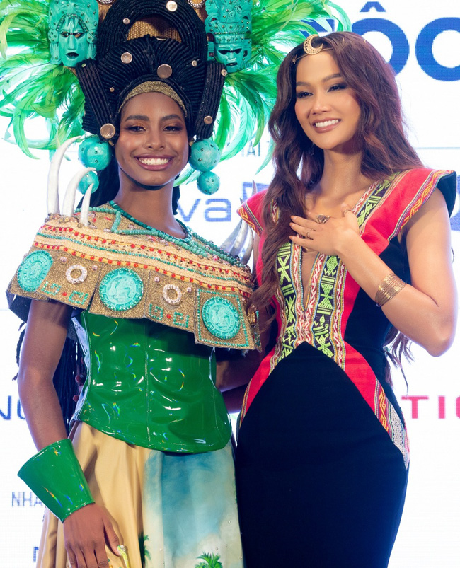 Miss Earth 2021 Destiny Wagner đến Việt Nam làm giám khảo cuộc thi Hoa hậu, nhan sắc ra sao khi so với H'Hien Niê  - Ảnh 2.