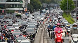Lâu lắm mới thấy "đặc sản" tắc đường quay lại Hà Nội kinh hoàng đến vậy, người dân nháo nhào phi lên vỉa hè để kịp giờ làm