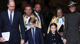 Khoảnh khắc đi cùng 2 con, Công nương Kate quay sang nói đúng một câu với Hoàng tử William, nội dung khiến dư luận thích thú