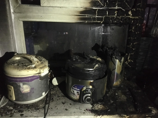 Hà Nội: Cháy tại chung cư lúc chủ nhà đi vắng, nhiều tài sản bị thiêu rụi - Ảnh 3.