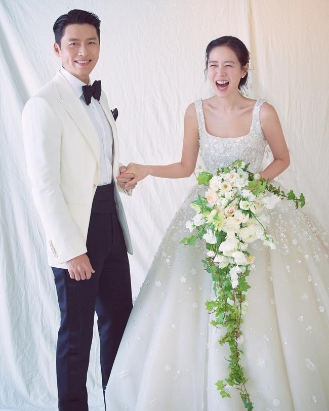 Váy cưới chính thức của Son Ye Jin: Thiết kế tối giản nhưng siêu tinh tế từ thương hiệu xa xỉ bậc nhất - Ảnh 1.