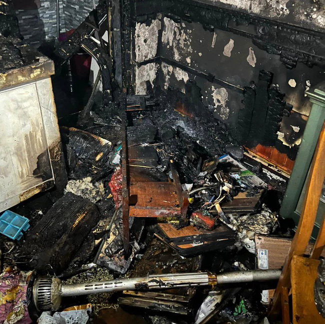 Hà Nội: Cháy tại chung cư lúc chủ nhà đi vắng, nhiều tài sản bị thiêu rụi - Ảnh 1.