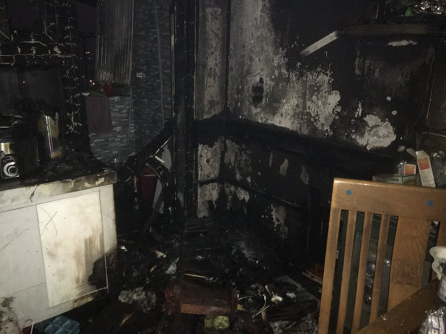 Hà Nội: Cháy tại chung cư lúc chủ nhà đi vắng, nhiều tài sản bị thiêu rụi - Ảnh 4.