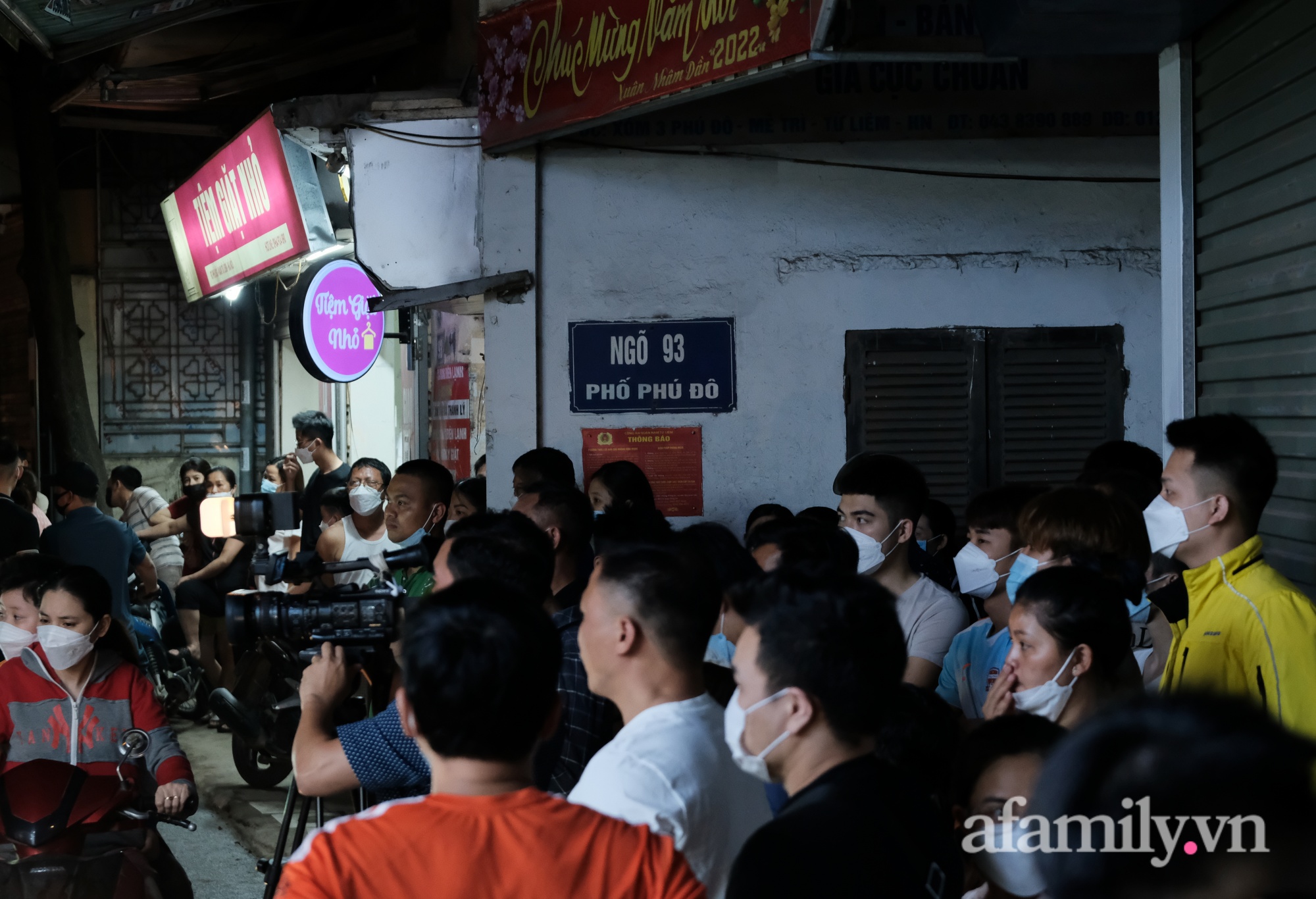 Cháy nhà trọ cho thuê trong làng Phú Đô, chưa rõ thương vong về người - Ảnh 1.