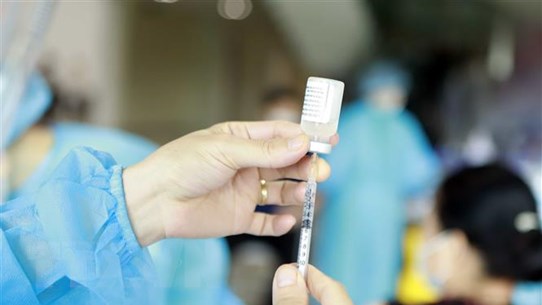 Hai loại vaccine phòng Covid-19 được tiêm cho trẻ từ 5-11 tuổi có gì khác biệt? - Ảnh 1.