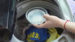 Khi giặt quần áo đừng chỉ cho mỗi bột giặt, dạy bạn một mẹo nhỏ rồi quần áo bẩn sẽ như mới!