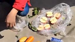 Thượng Hải bị phong tỏa: Chủ nhà trọ chia đồ ăn cho khách thuê, thịt muối cắt thành tám, táo bổ làm đôi