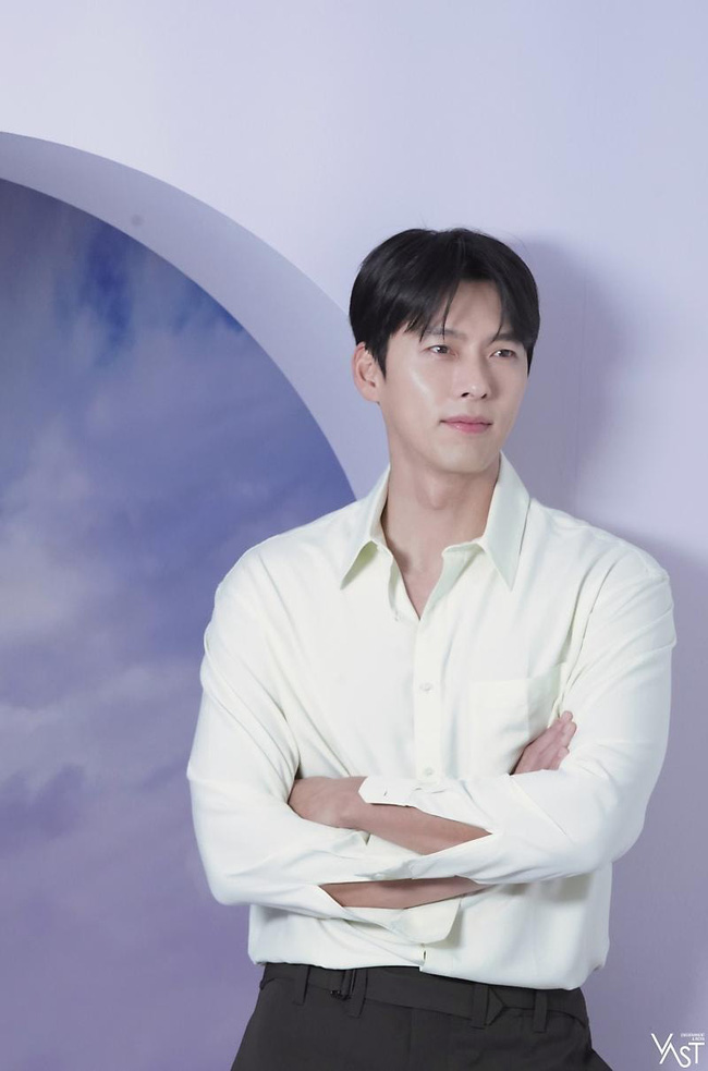 Công khai bộ ảnh mới của chú rể Hyun Bin, ngoại hình cực đỉnh thế này bảo sao cô dâu Son Ye Jin lại cười như 