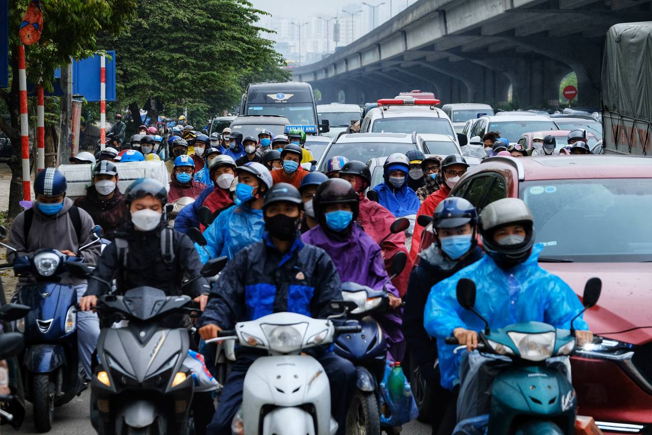 Hà Nội: Người dân lỉnh kỉnh đồ đạc quay lại thành phố sau kỳ nghỉ lễ trong cơn mưa tầm tã, con trẻ ngủ gục trên vai cha mẹ - Ảnh 2.