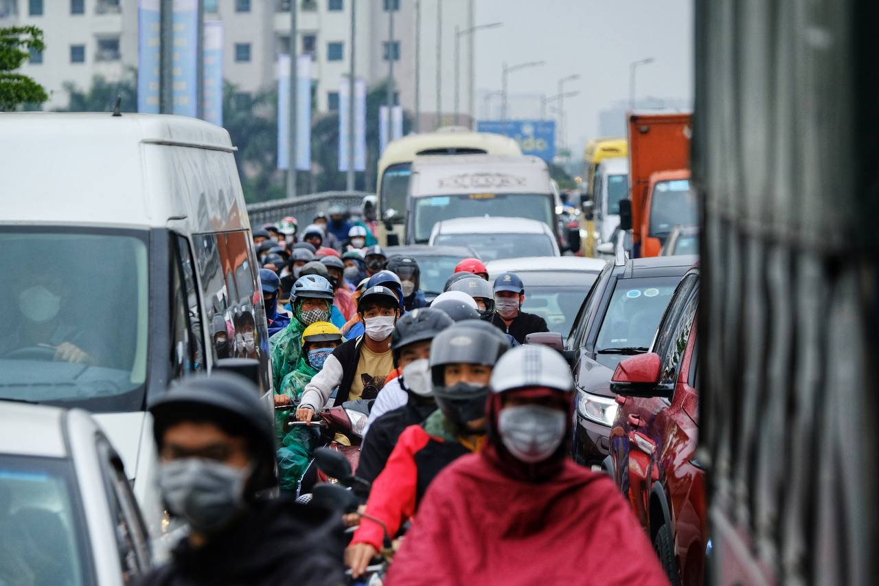 Hà Nội: Người dân lỉnh kỉnh đồ đạc quay lại thành phố sau kỳ nghỉ lễ trong cơn mưa tầm tã, con trẻ ngủ gục trên vai cha mẹ - Ảnh 3.