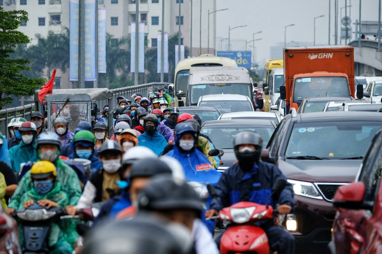 Hà Nội: Người dân lỉnh kỉnh đồ đạc quay lại thành phố sau kỳ nghỉ lễ trong cơn mưa tầm tã, con trẻ ngủ gục trên vai cha mẹ - Ảnh 1.