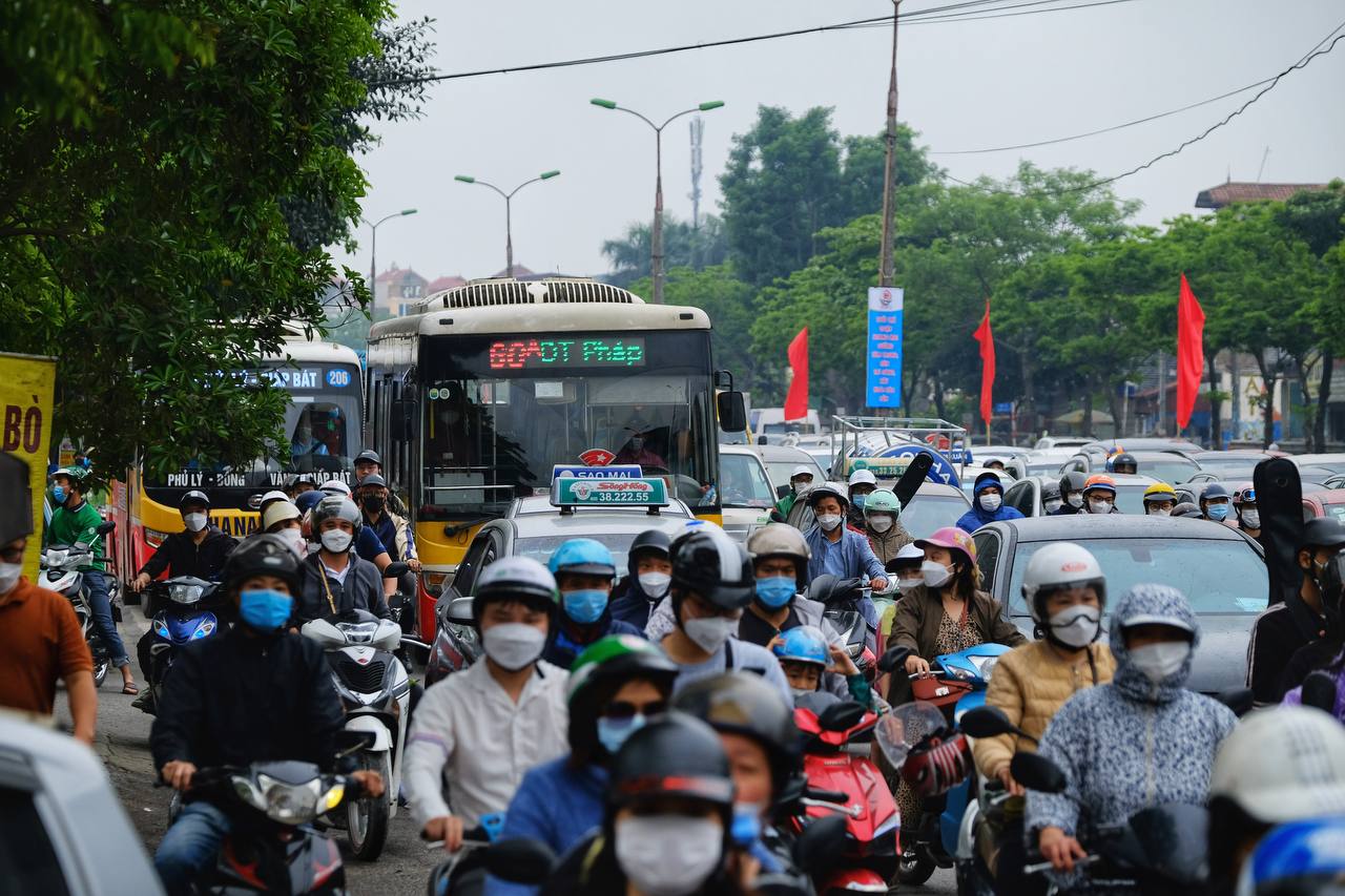 Hà Nội: Người dân lỉnh kỉnh đồ đạc quay lại thành phố sau kỳ nghỉ lễ trong cơn mưa tầm tã, con trẻ ngủ gục trên vai cha mẹ - Ảnh 6.