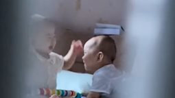 Mẹ để hai con trai sinh đôi trong phòng rồi lén theo dõi qua cánh cửa, cảnh tượng diễn ra sau đó khiến ai cũng phải xem lại clip ít nhất 2 lần