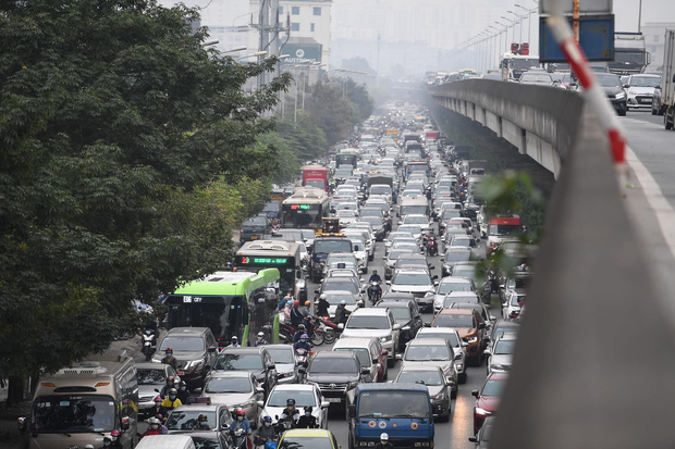 Người dân lỉnh kỉnh đồ đạc trở lại Hà Nội và Sài Gòn sau kỳ nghỉ lễ, nhiều tuyến đường ùn tắc nghiêm trọng - Ảnh 14.