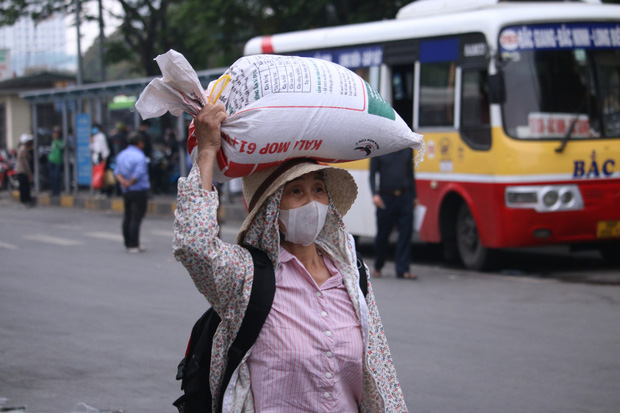 Người dân lỉnh kỉnh đồ đạc trở lại Hà Nội và Sài Gòn sau kỳ nghỉ lễ, nhiều tuyến đường ùn tắc nghiêm trọng - Ảnh 19.