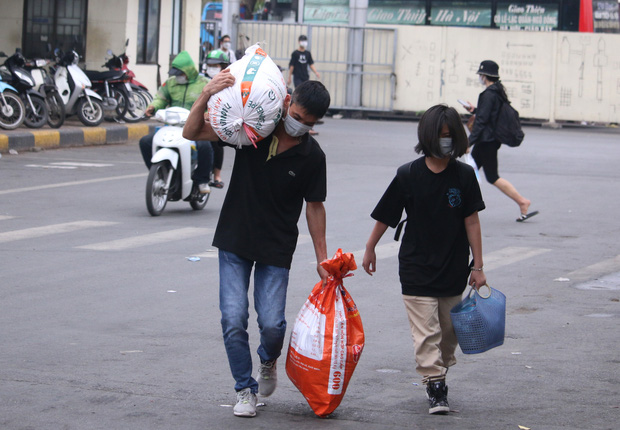 Người dân lỉnh kỉnh đồ đạc trở lại Hà Nội và Sài Gòn sau kỳ nghỉ lễ, nhiều tuyến đường ùn tắc nghiêm trọng - Ảnh 20.