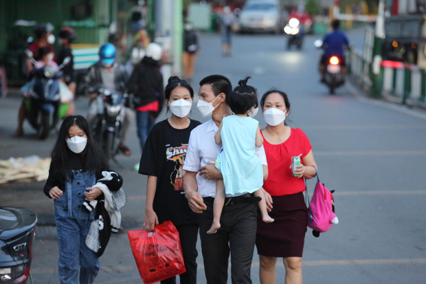 Người dân lỉnh kỉnh đồ đạc trở lại Hà Nội và Sài Gòn sau kỳ nghỉ lễ, nhiều tuyến đường ùn tắc nghiêm trọng - Ảnh 31.