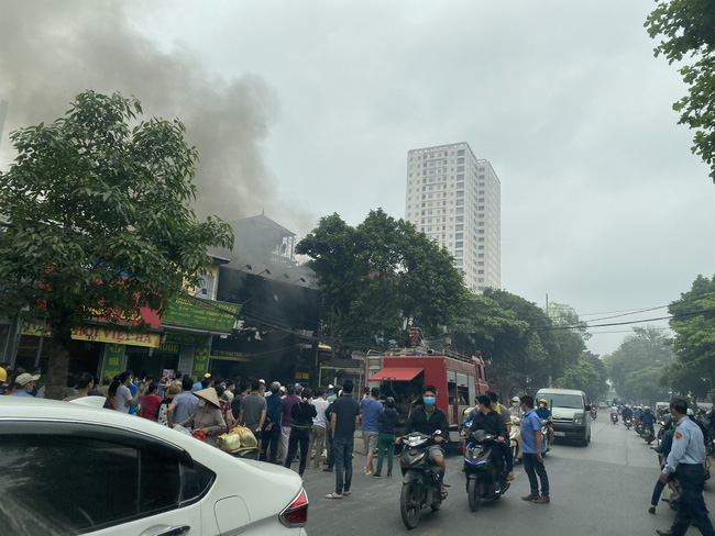 Hà Nội: Cháy lớn thiêu rụi cửa hàng điện thoại trên đường Phan Trọng Tuệ - Ảnh 3.