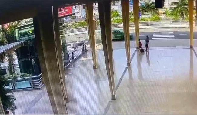 Clip: Đang nói chuyện với vợ, người đàn ông bất ngờ nhảy từ tầng 2 sân bay Đà Nẵng - Ảnh 2.