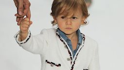 “Hoàng tử bé" thần thái ngút ngàn, mới 2 tuổi đã sải bước tại show Chanel, sở hữu khối tài sản triệu đô bây giờ ra sao?