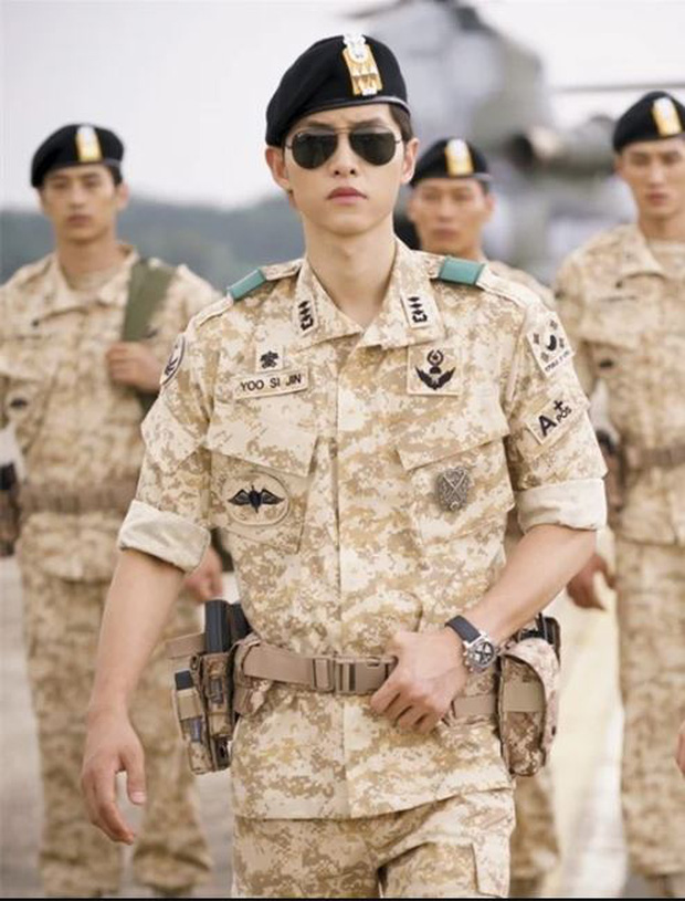 4 mỹ nam Hàn đẹp rụng rời trong trang phục quân nhân: Hyun Bin và Song Joong Ki ai hơn ai? - Ảnh 4.