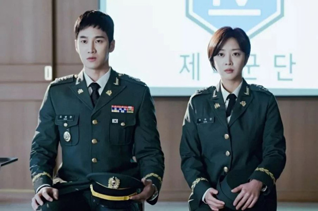 4 mỹ nam Hàn đẹp rụng rời trong trang phục quân nhân: Hyun Bin và Song Joong Ki ai hơn ai? - Ảnh 9.