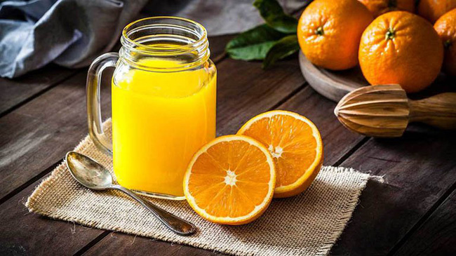 Uống nước cam để bổ sung vitamin C, chị em quên mất 7 loại rau quả còn giàu vitamin C hơn cả cam vừa tăng miễn dịch vừa tăng sinh collagen - Ảnh 1.