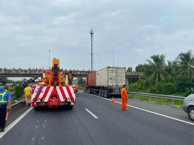 Xe container “đại náo” cao tốc TP.HCM - Trung Lương rồi lật ngửa, kẹt xe kéo dài - Ảnh 2.