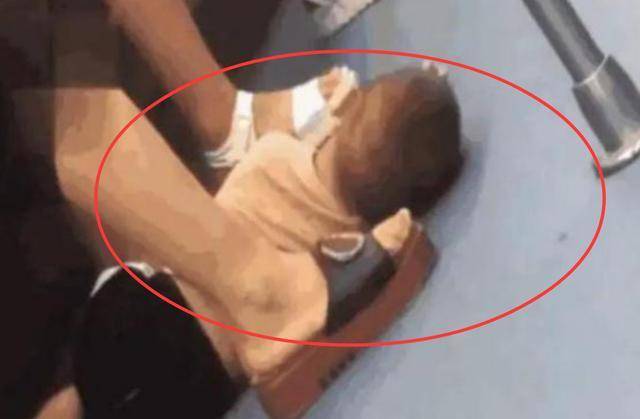 Cậu bé nằm bất động trên sàn tàu, hành khách quyết định gọi cảnh sát khi nhìn thấy ĐÔI TAY của đứa trẻ: Sự thật sau đó không thể tin nổi - Ảnh 2.
