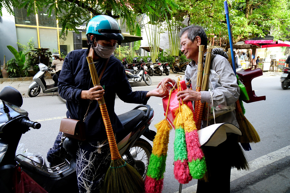 40 năm gắn bó của cặp vợ chồng mù mỗi ngày dò dẫm làm chổi rồi dìu nhau ra đường đứng bán - Ảnh 8.