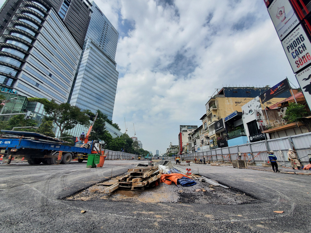 Rào chắn Metro trên “đất vàng” quận 1 được tháo dỡ, mở ra không gian đi bộ mới cho người dân TP.HCM  - Ảnh 12.