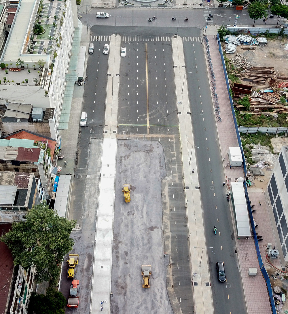 Rào chắn Metro trên “đất vàng” quận 1 được tháo dỡ, mở ra không gian đi bộ mới cho người dân TP.HCM  - Ảnh 2.