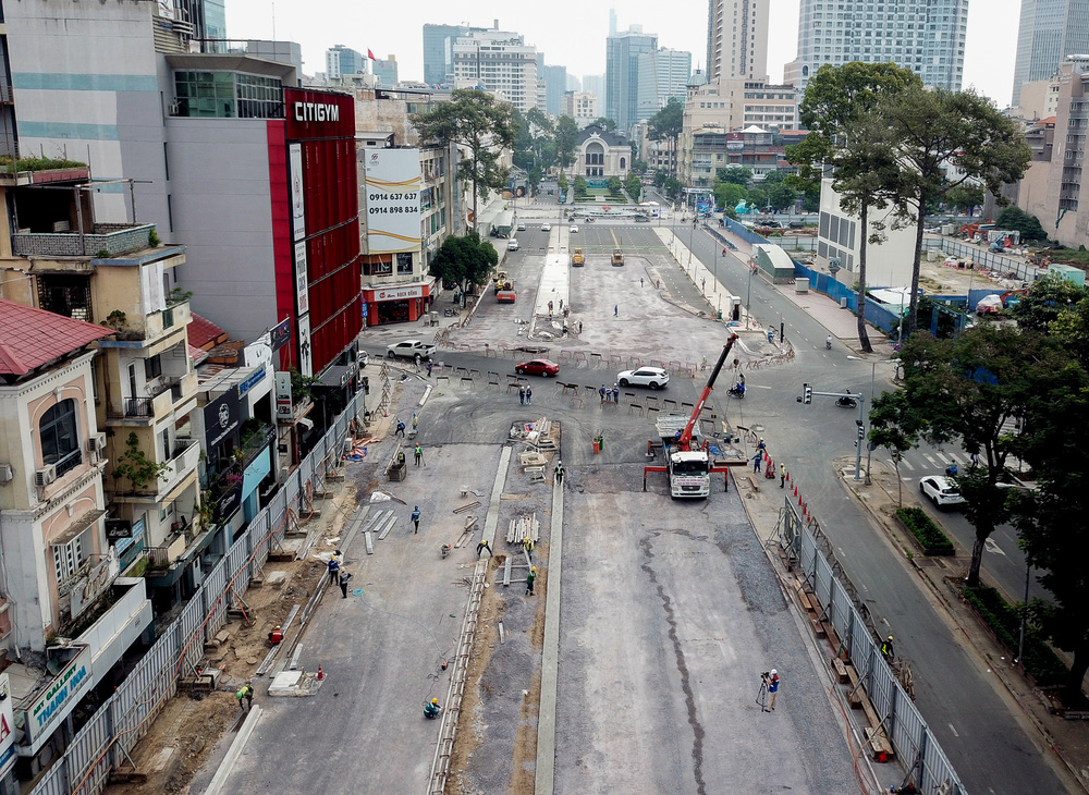 Rào chắn Metro trên “đất vàng” quận 1 được tháo dỡ, mở ra không gian đi bộ mới cho người dân TP.HCM  - Ảnh 1.